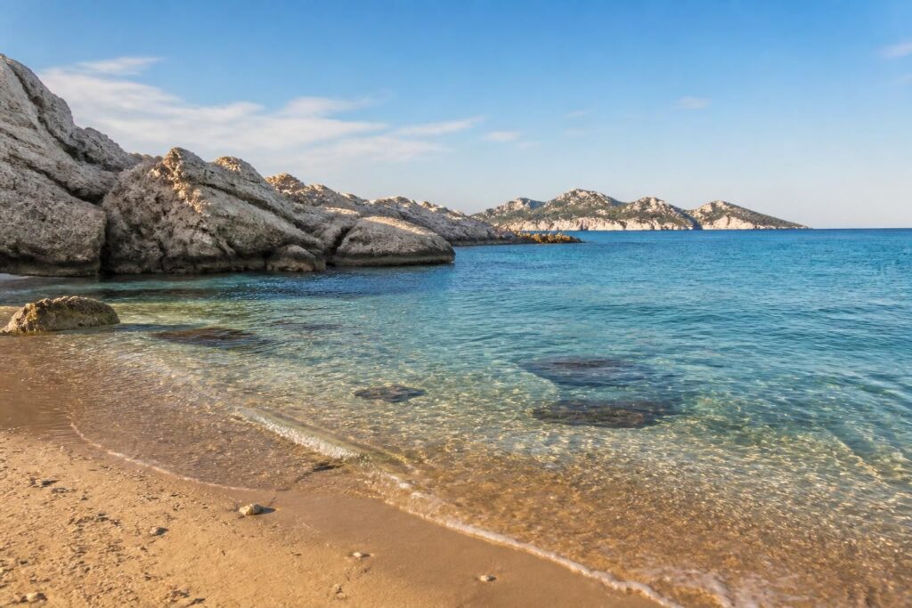 découvrez notre guide des meilleures plages de saint estève à marseille et aux îles du frioul pour profiter de spots idylliques, de baignades et de paysages magnifiques.